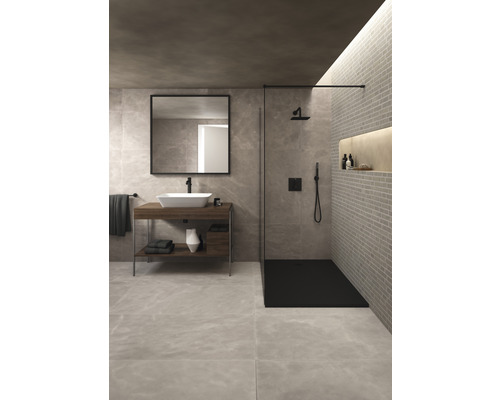 Modernes Badezimmer mit Waschbecken, Spiegel, Dusche und grauen Fliesen.