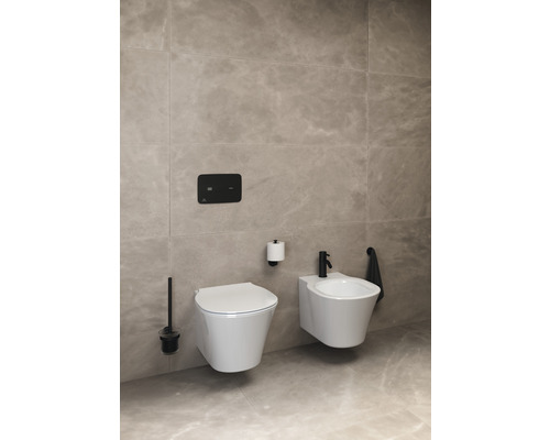 Modernes Badezimmer mit wandhängendem WC und Bidet vor Fliesenwand