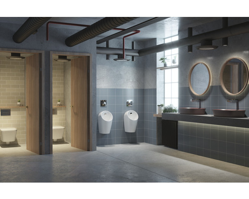 Öffentliche Toilette mit Urinalen, Waschbecken und Toilettenkabinen im modernen Industriedesign