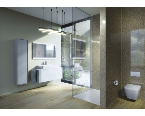 Modernes Badezimmer mit Waschtisch, Spiegel, Duschkabine und Toilette.