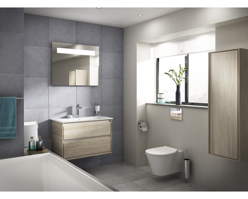 Helles Badezimmer mit Waschtischunterschrank, Spiegel mit Beleuchtung und Wand-WC