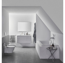 Badezimmer mit Badewanne, Waschtisch, Spiegel und Bidet unter Dachschräge