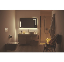 Badezimmer mit beleuchtetem Spiegel, Waschtisch, Toilette und Dusche für eine helle und geräumige Atmosphäre.