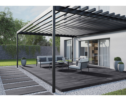 Pergola mit Terrassenmöbeln und Plattenweg im Garten