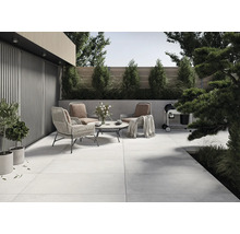 Terrasse mit Gartenmöbeln und Grill