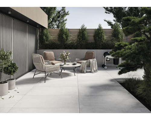 Terrasse mit Gartenmöbeln und Grill