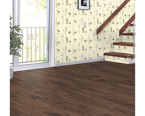 Wohnraum mit Laminatboden, Tapete mit Pflanzenmuster und Treppe.