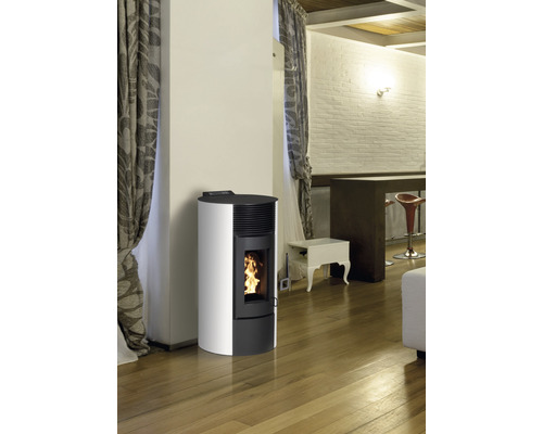 Pelletkaminofen im Wohnraum mit Holzboden