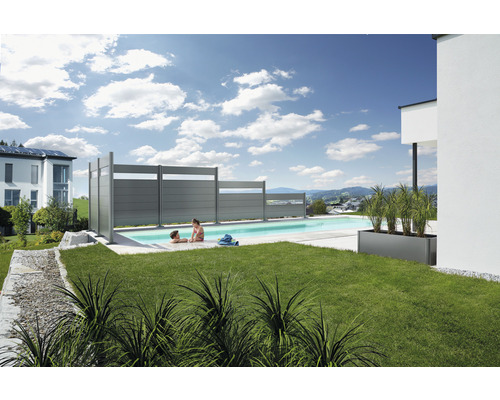 Garten mit Pool, Sichtschutz und Pflanzenkübel für Privatsphäre und Dekoration