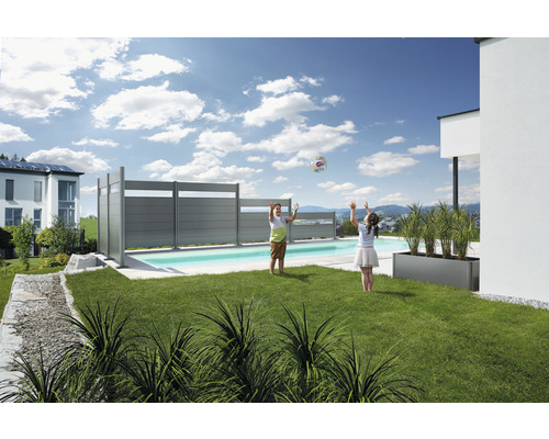 Szene mit einem Pool, umgeben von einer grauen Sichtschutzwand und spielenden Kindern