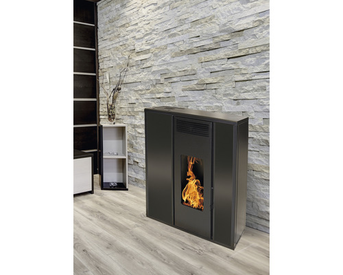 Schwarzer Pelletofen im Wohnzimmer mit Steinwand