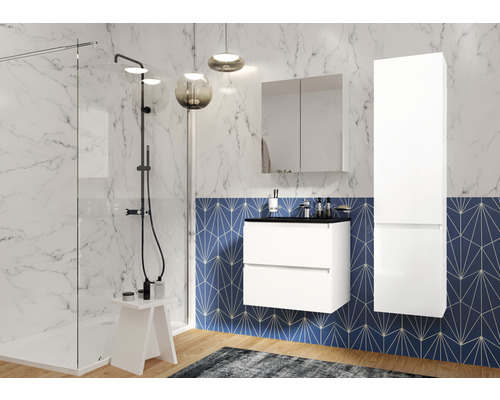 Badezimmer mit Dusche, Waschtisch, Spiegelschrank und Hochschrank