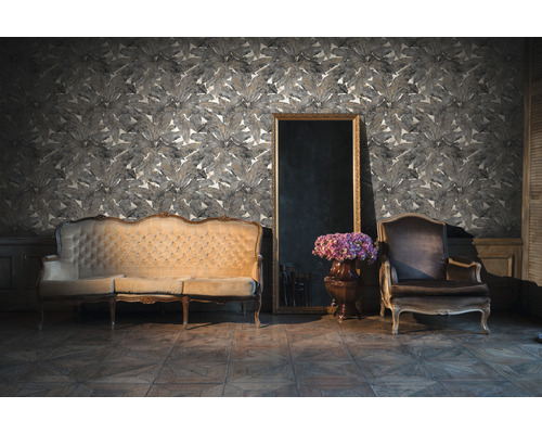 Wohnzimmer mit Sofa, Sessel, Spiegel und Tapete mit Blattmuster