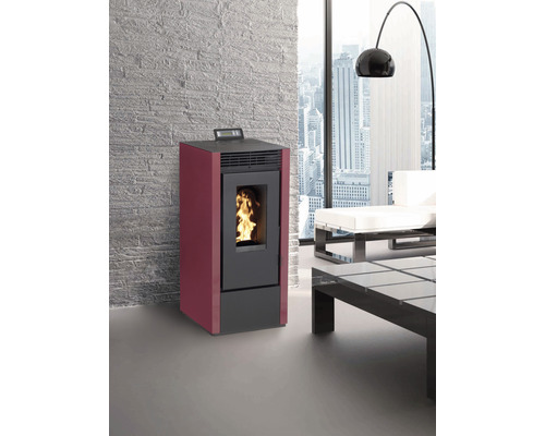 Pellet-Ofen im Wohnzimmer mit Blick auf die Stadt.