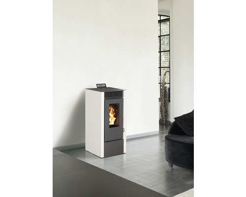 Pelletkaminofen in einem hellen Wohnraum mit Sitzgelegenheit und großem Fenster