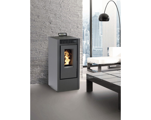 Pelletkaminofen im Wohnraum mit Blick auf die Stadt