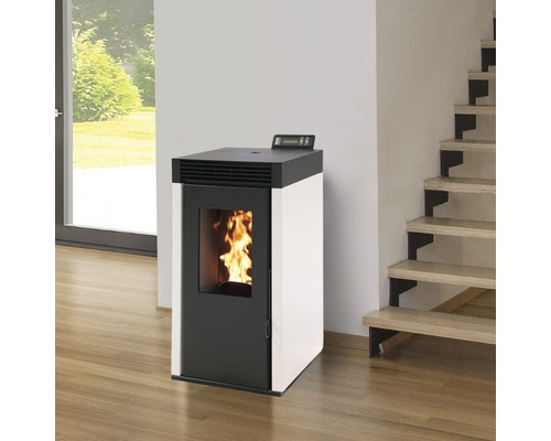Pelletkaminofen im Wohnraum mit Treppe.