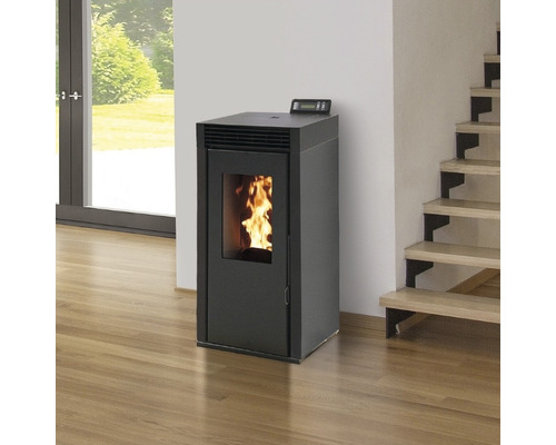 Pelletkaminofen im Innenraum mit Treppe und Fenster