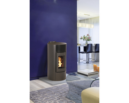 Pellet-Ofen in einem Wohnzimmer mit Esstisch