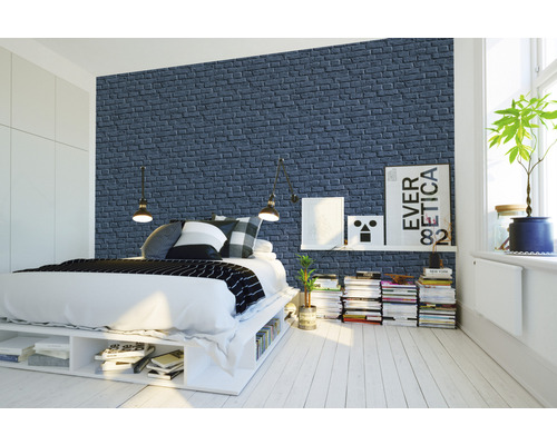 Schlafzimmer mit Bett vor Wandtapete in Ziegeloptik