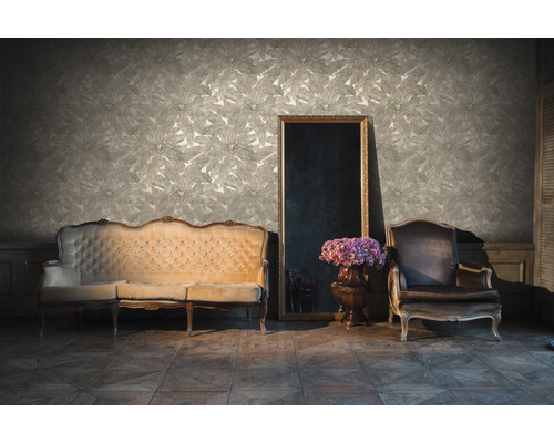 Elegantes Wohnzimmer mit gemusterter Tapete, Sofa, Sessel und Spiegel