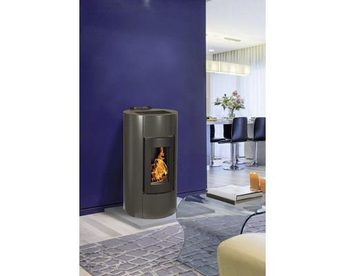 Pelletkaminofen in einem modernen Wohnzimmer mit blauer Wand