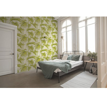 Schlafzimmer mit Palmenmuster-Tapete, Bett und Tageslicht