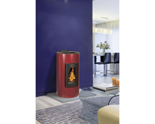 Pelletöfen in einem Wohnzimmer mit zeitgemäßem Design