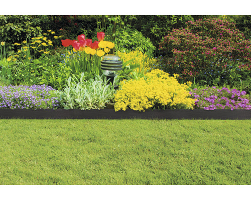 Beetbegrenzung aus Kunststoff in einem Garten mit Blumen und Rasen