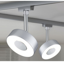 Zwei LED-Deckenleuchten an einer Schiene