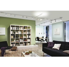 Wohnzimmer mit Bücherregal, Sofa und Deckenleuchte mit Spots