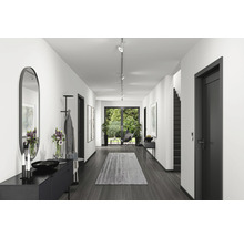 Flur mit Kommode, Spiegel, Garderobe, Teppich, Deckenleuchten und Pflanzen