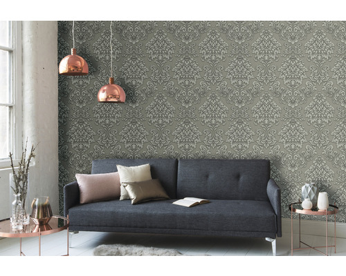 Wohnzimmer mit grauer Damasttapete, Sofa und kupferfarbenen Lampen