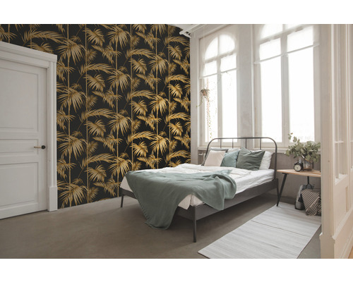 Schlafzimmer mit Palmenmuster-Tapete, Bett und weißen Fenstern.