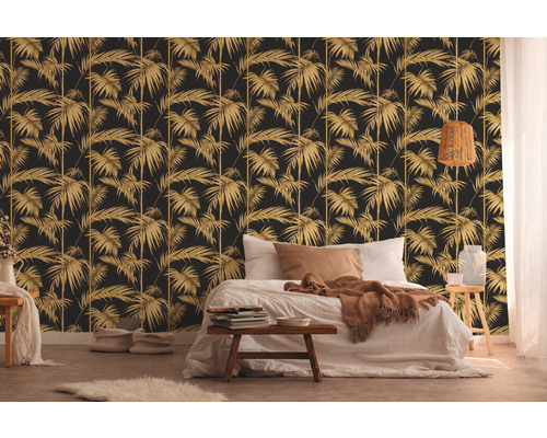 Schlafzimmer mit gemusterter Palmenblatt-Tapete und natürlichen Dekorationen