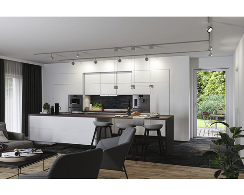 Modernes Wohnzimmer mit offener Küche, Kücheninsel, Schienenstrahler und Pendelleuchten.