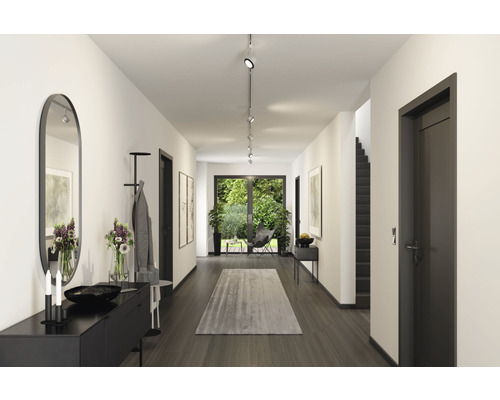 Heller Flur mit Kommode, Spiegel, Garderobe und Beleuchtung