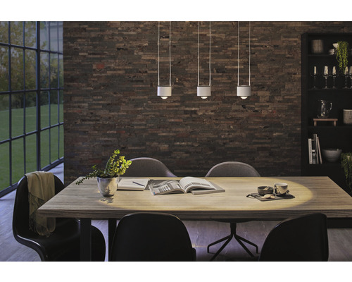 Esszimmer mit Holztisch, Stühlen und Pendelleuchten