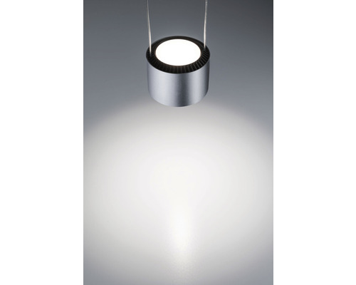 Hängelampe mit zylindrischem Lampenschirm und heller Lichtquelle