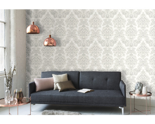 Wohnzimmer mit grauer Couch und gemusterter Tapete