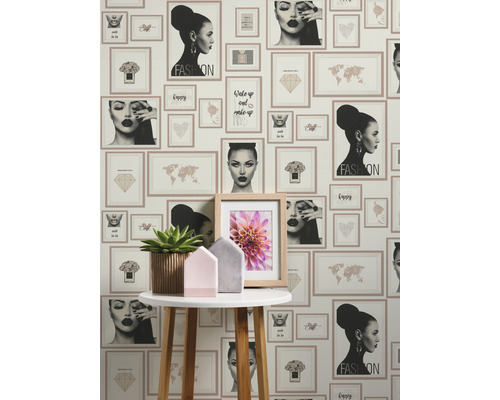 Fototapete mit dekorativen Bildern an einer Wand