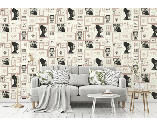 Innenraum mit einer Couch vor einer Wand mit Fototapete mit Mode-Motiven.