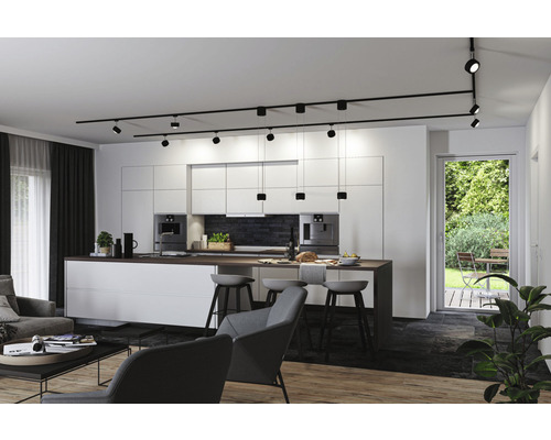 Moderne Wohnküche mit Kücheninsel, schwarzem Schienensystem und Strahlern.
