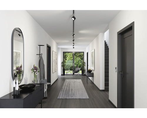 Heller Flur mit Garderobe, Spiegel, Teppich und Deckenleuchten