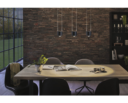 Esszimmer mit Esstisch, Stühlen und drei Pendelleuchten