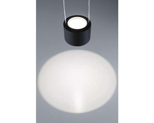 Schwarze Hängeleuchte mit Lichtkegel