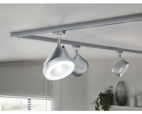Deckenleuchte mit drei Strahlern an einer Schiene montiert