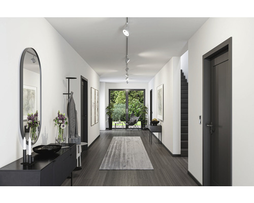 Heller Flur mit Garderobe, Spiegel, Kommode, Teppich und Deckenleuchten