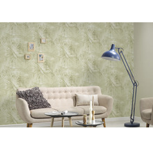 Wohnzimmer mit Sofa, Stehlampe und Tapete mit Pflanzenmuster