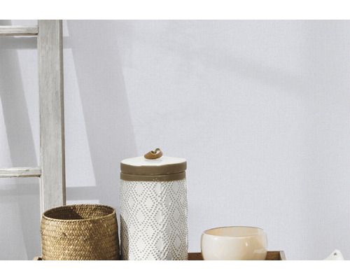 Dekorative Szene mit Weidenkorb, Keramikdose und Schale